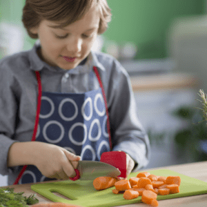 Opinel Koksmes junior LePetitChef 2-delig, rvs hout naturel jongen snijdt groente met mes
