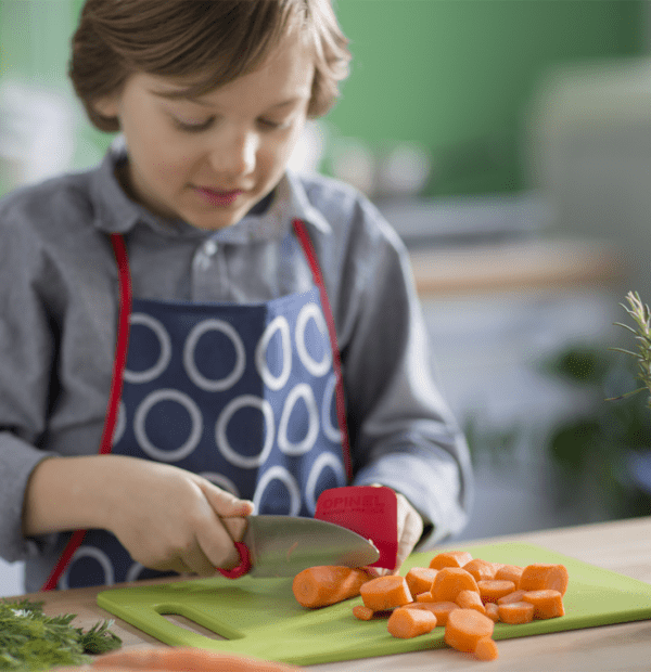 Opinel Koksmes junior LePetitChef 2-delig, rvs hout naturel jongen snijdt groente met mes