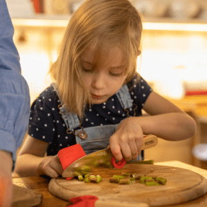 Opinel Koksmes junior LePetitChef 2-delig, rvs hout naturel meisje snijdt groente met mes