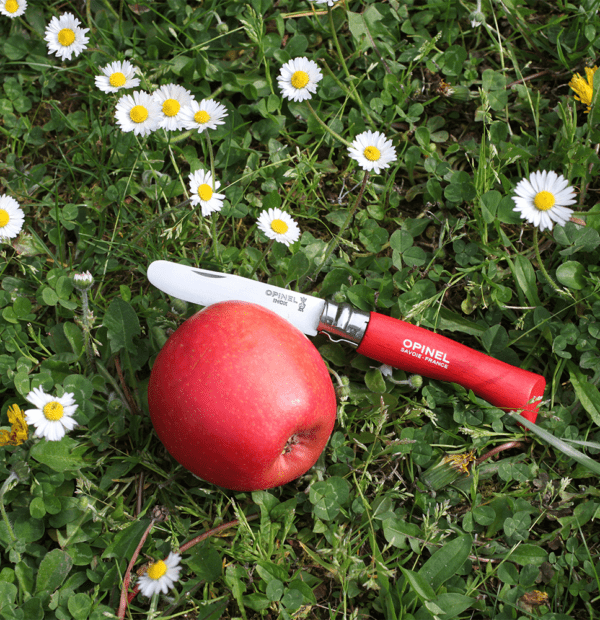 Opinel Zakmes junior MonPremier N°07, rvs hout rood met appel in het gras