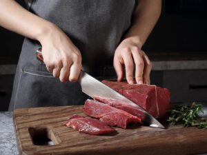 Vlees snijden met koksmes Wigany Knives